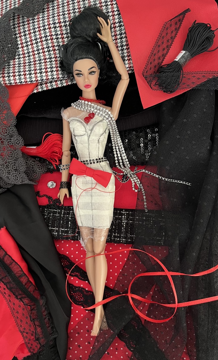  Поппи Паркер в ожидании новых нарядов. 