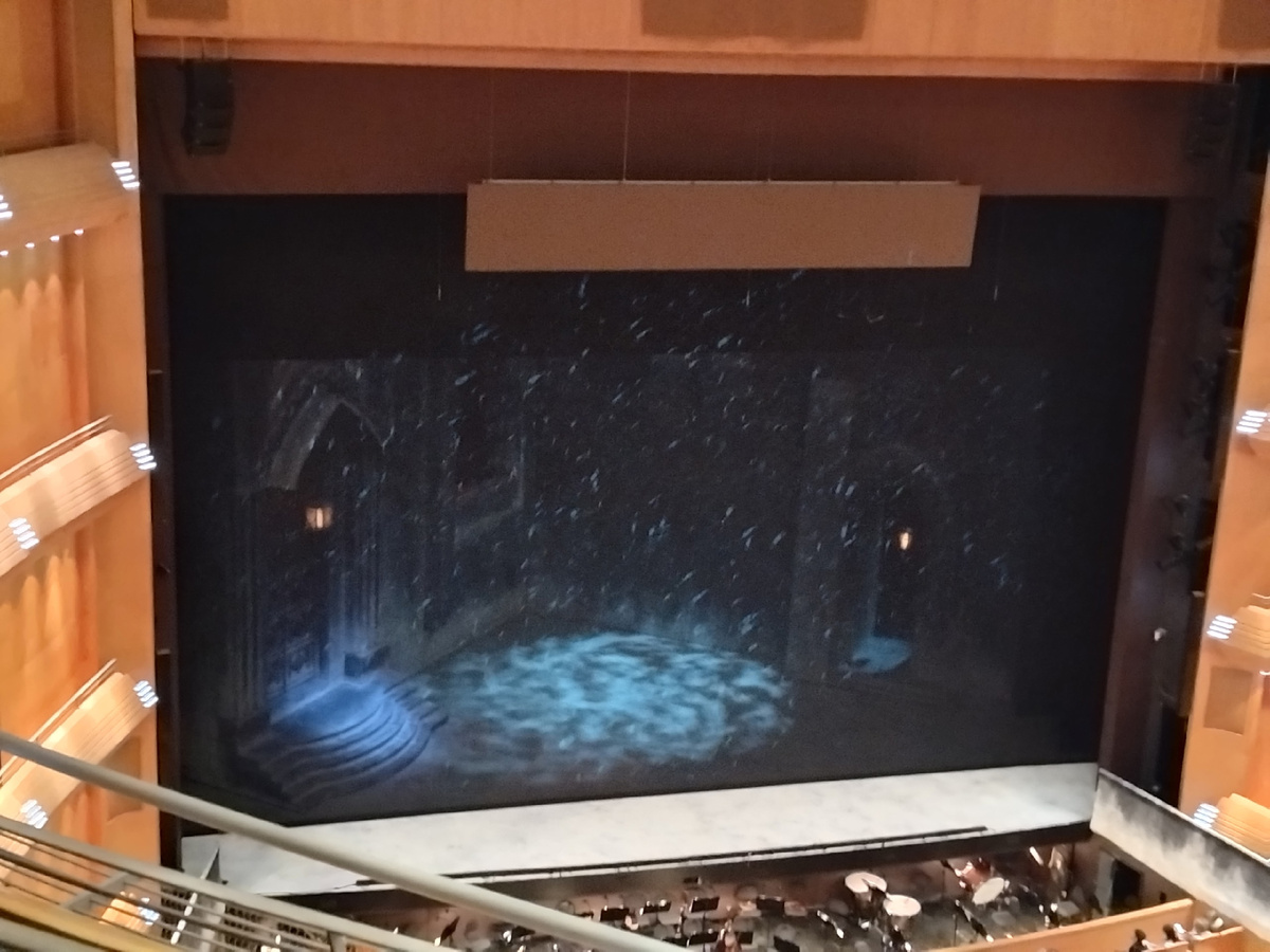 Вот так была оформлена сцена, когда мы вошли в зал