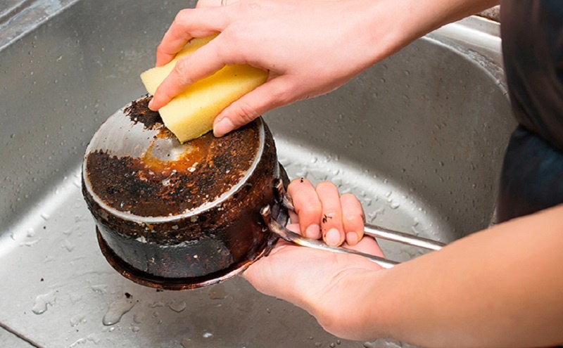 Как за 30 минут избавиться от пригоревшей каши и нагара: простой секрет чистой кастрюли без труда