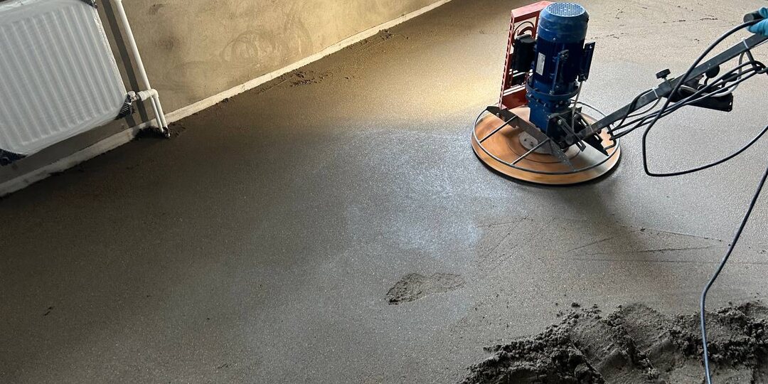 "Полусухая стяжка пола: за что я переплатил 10 тысяч, но не пожалел. Честный разбор с ценами 2025-2026