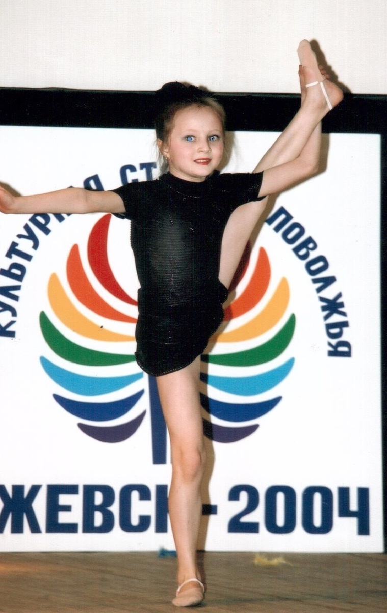 Линочка уже более 25 лет профессионально занимается танцами. Не перестаю её хвалить... 
