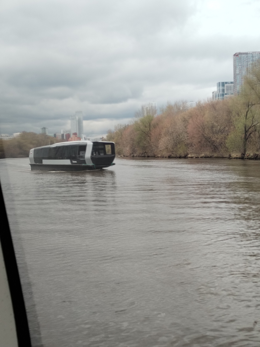 Электросудна совершают неспешные прогулки по реке. 