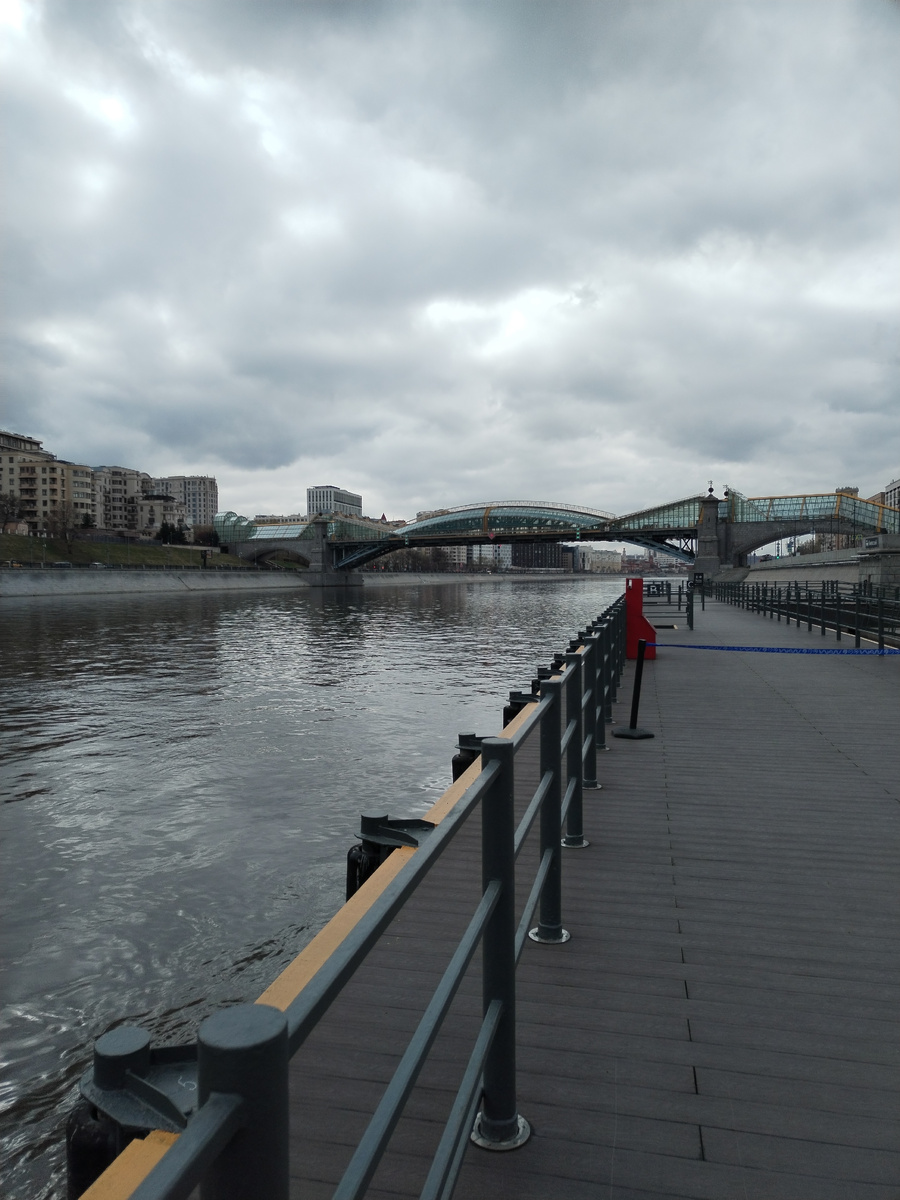 День стоял пасмурный, как раз на Москву шёл сырой снег с дождём с апрельским пронизывающим ветром, и мы решили прогуляться на речном трамвайчике. Листайте галерею.