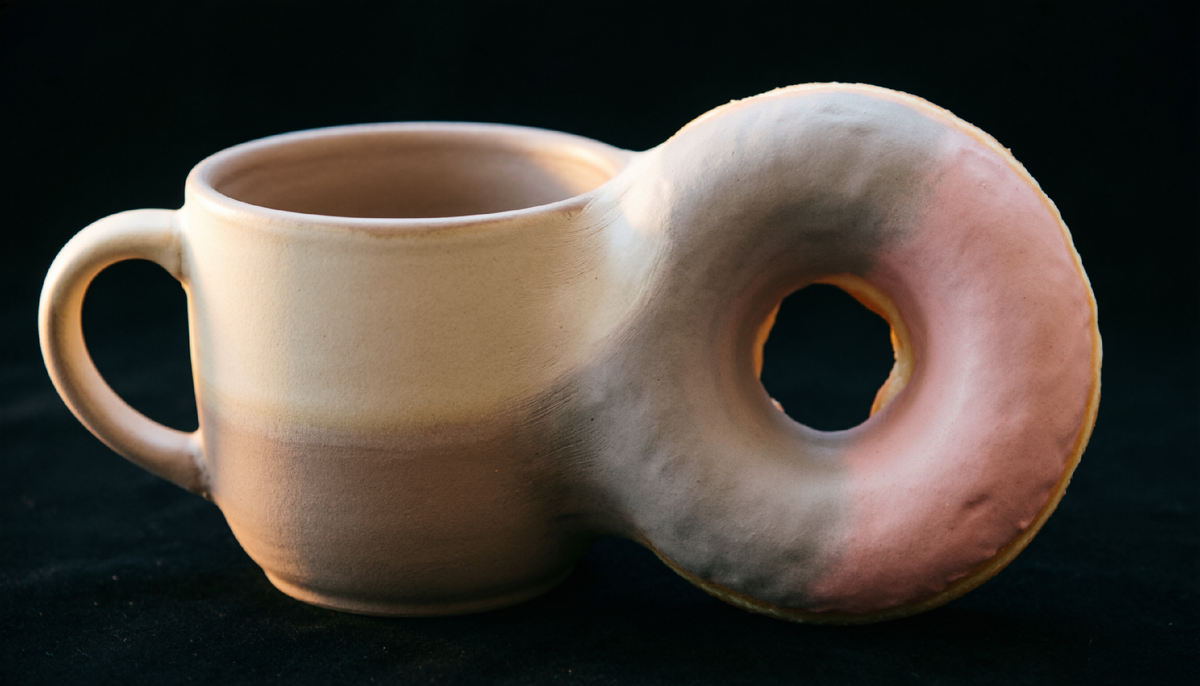 Для тополога кружка и бублик неразличимы – у каждого одна сквозная дырка. А у сферы дырок нет, и любую петлю на ней можно стянуть.