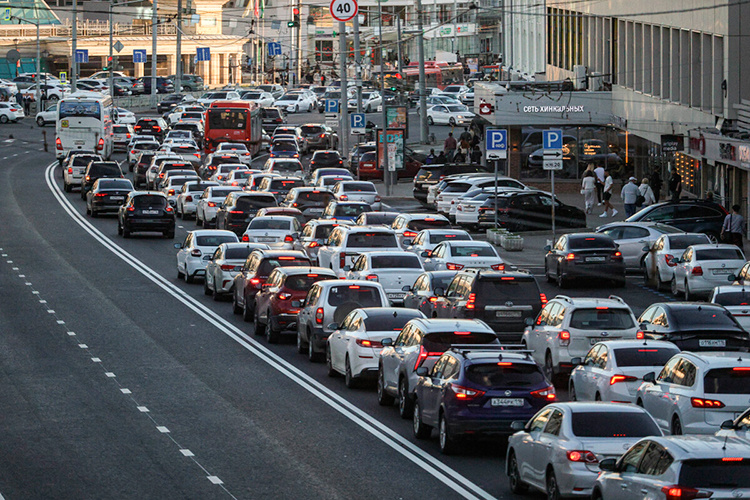    За последние 20 лет машин стало втрое больше: если в 2007 году было зарегистрировано 130 тыс. транспортных средств, то на данный момент — около полумиллиона