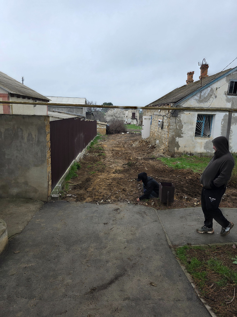 В далеке видно как сарай перегородил вход на участко с тыльной стороны и кучу мусора.