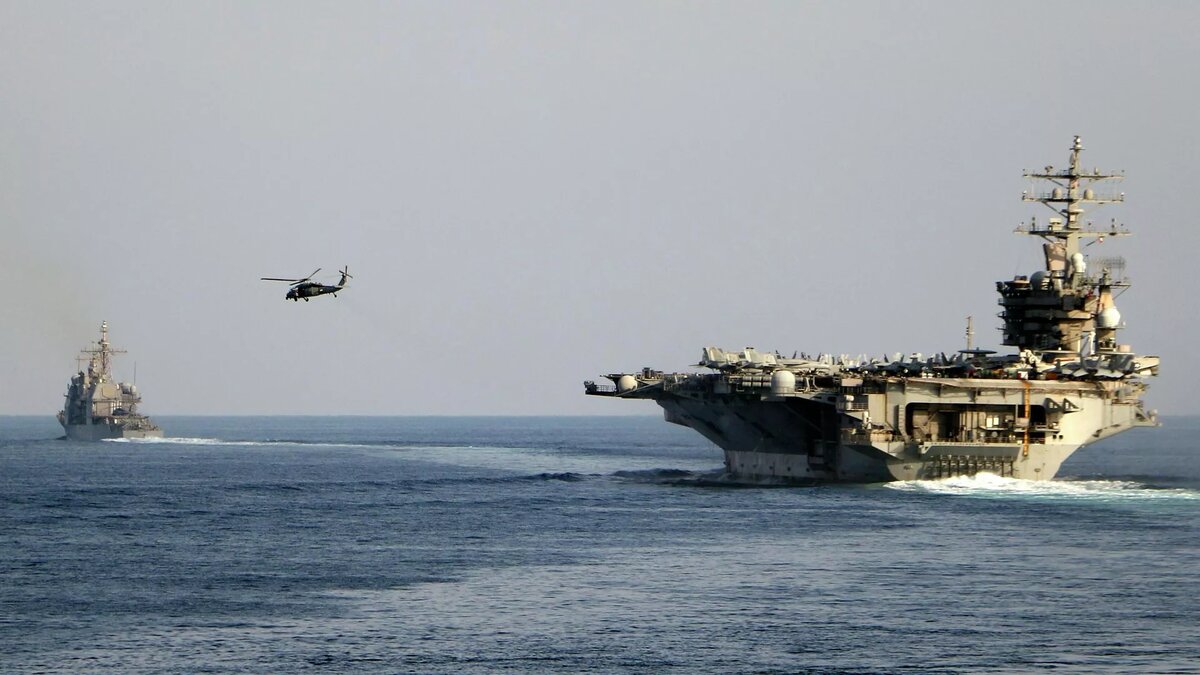 Авианосец USS Dwight D. Eisenhower и другие военные корабли пересекают Ормузский пролив и входят в Персидский залив / © AP Photo / Information Technician Second Class Ruskin Naval