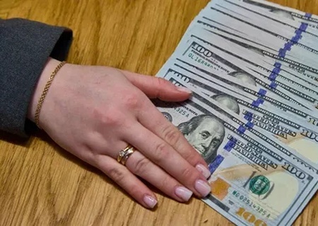    Стратег «СберИнвестиций» Макаров прогнозирует доллар по 70 рублей в мае