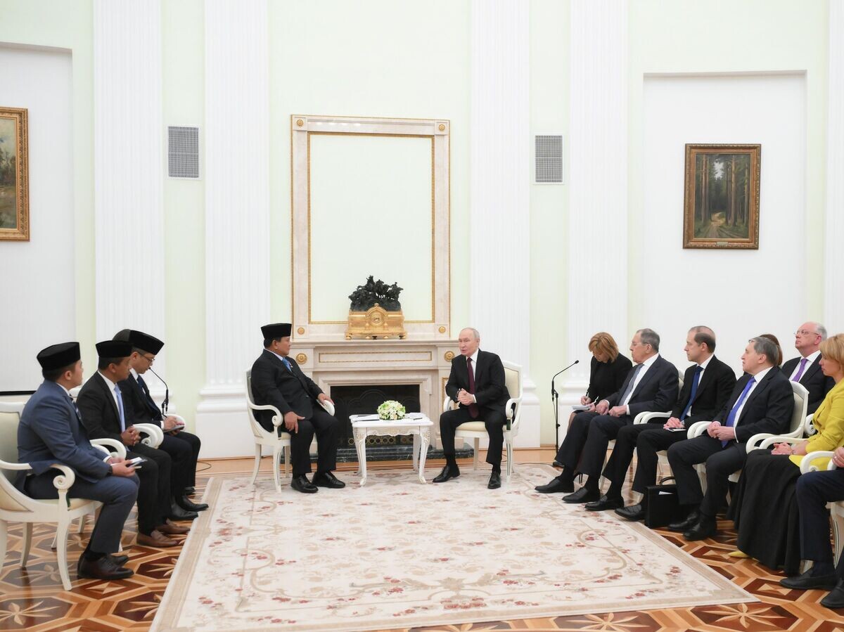     Президент России Владимир Путин и президент Индонезии Прабово Субианто во время встречи в Москве | © РИА Новости / Григорий Сысоев