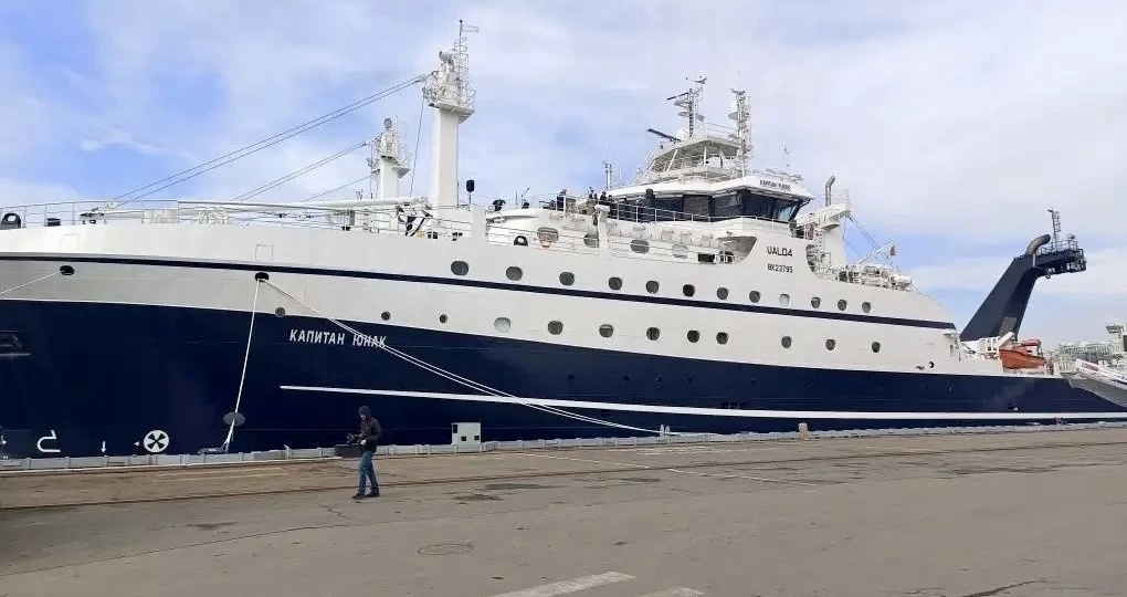 На супертраулере «Капитан Юнак» поднят российский флаг