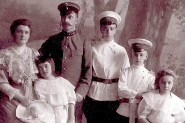 Семейное фото (Таня рядом с матерью)