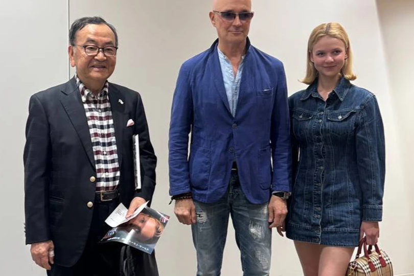 Россияне не могли пройти мимо: не к месту одеты Е.Бероев и его молодая жена Анна на премьере фильма в Японии