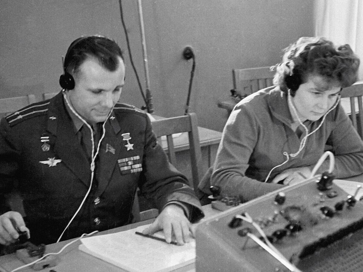    Летчики-космонавты Юрий Гагарин и Валентина Терешкова на занятиях в радиоклассе | © РИА Новости / Ивлев