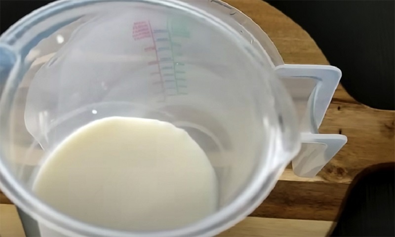 Простая молочная подкормка, которая спасет ваши огурцы: защита без химии и секрет большого урожая