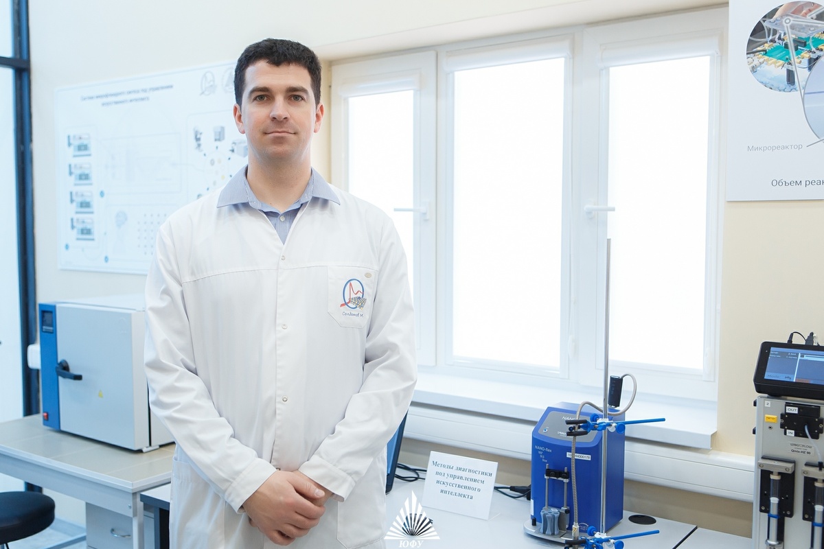 Фото: Центр общественных коммуникаций ЮФУ. Ведущий научный сотрудник МИИ ИМ ЮФУ Михаил Солдатов