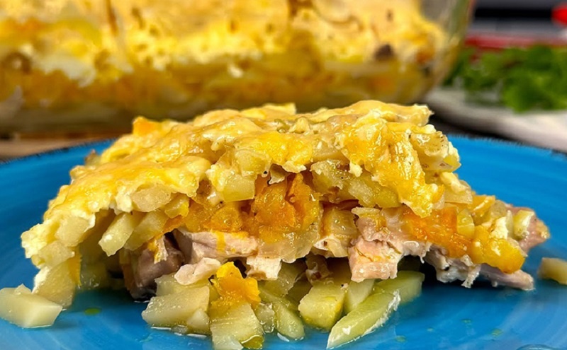 Ароматная запеканка из картошки и курицы, но вкус вас точно удивит 