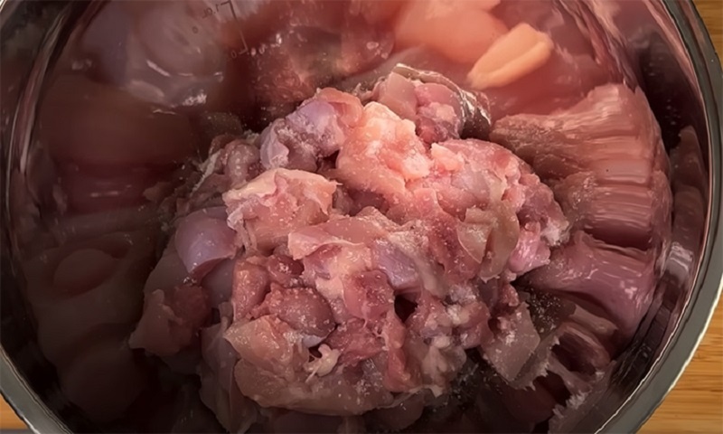 Ароматная запеканка из картошки и курицы, но вкус вас точно удивит 