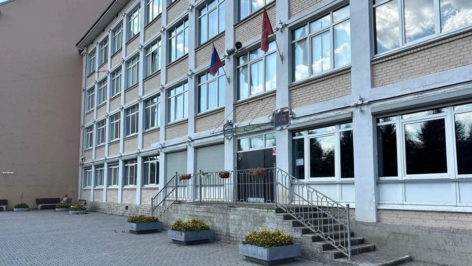    Школа номер 238 Адмиралтейского района Петербурга, где ученица пострадала от запуска петарды на уроке. Автор фото: yandex.com/maps