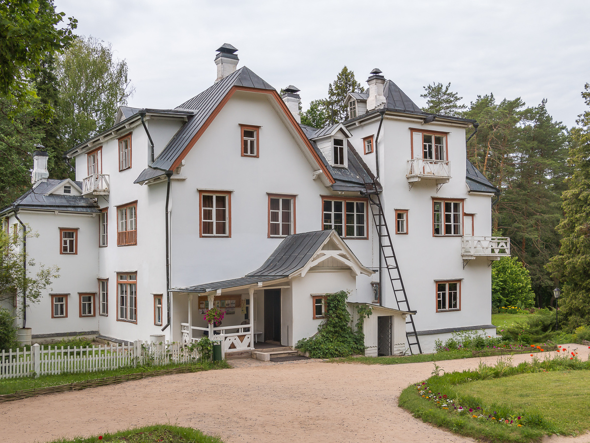 Так выглядит Государственный мемориальный историко-художественный и природный музей-заповедник Василия Дмитриевича Поленова. Правда же, напоминает сказочные домики, окутанные уютом изнутри и снаружи? Так и есть! Сказочно вдохновляющий.