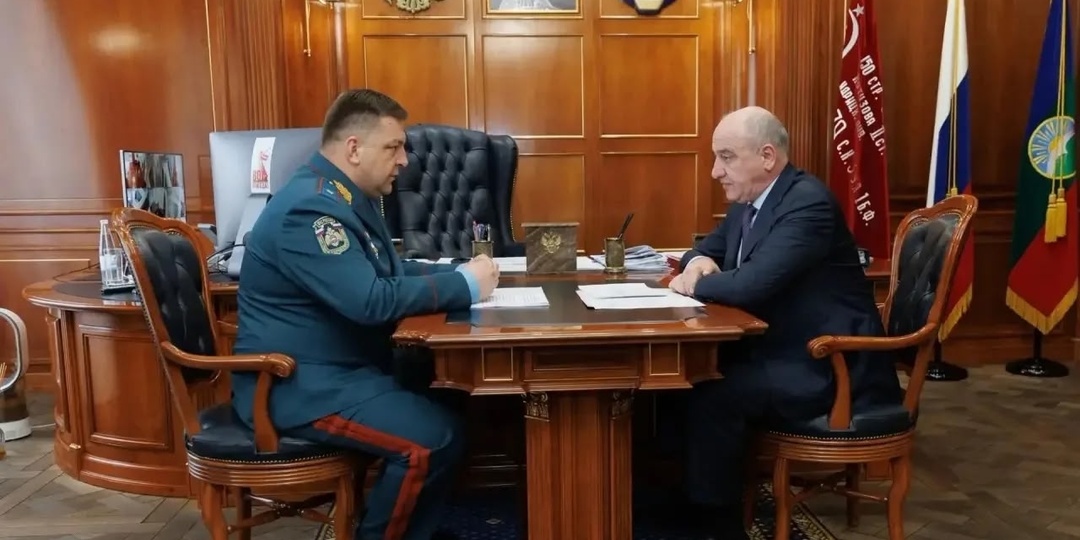 Прошла рабочая встреча Рашида Темрезова с начальником Главного управления МЧС России по КЧР Александром Голоколенко