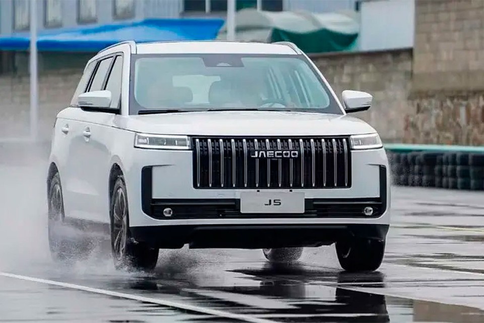    Дилерская сеть марки Jaecoo в России начала получать компактные кроссоверы, конструктивно основанные на модели Jaecoo J6. Фото: jaecoo.ru