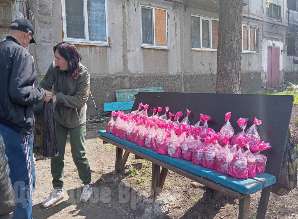 Надежда Сосюра раздает куличи красногоровцам