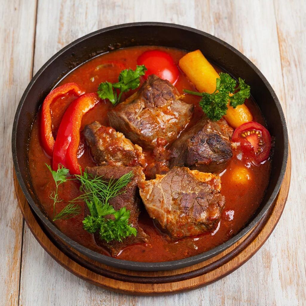 Сочное мясо по-домашнему с томатной подливкой и свежими овощами 