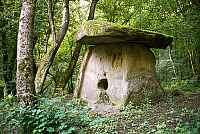 Дольмен в поселке Пшада: стартовая точка — памятник, расположенный непосредственно в самом населенном пункте. Это сооружение имеет форму лодки или корыта; его лучше искать в зоне теплиц (местные жители подскажут верное направление). Объект стоит на границе села у самого подножия горы, неподалеку от пещеры «Череп». Маршрут пролегает от автобусной остановки к стадиону, затем вдоль улицы, оставляя спортивную площадку слева. Путь от трассы занимает около четверти часа.