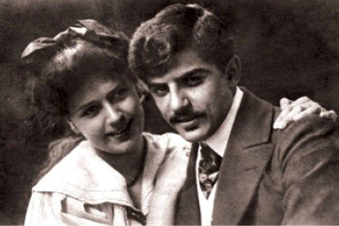 Եկո՜ւր, եկո՜ւր, ճամբաներեն անուրջիս,
Սրտիս ջահերն այրեցի քեզ ի հանդես,
Վերջին անցորդ տառապանքի կամուրջես,
Երգի մը պես, քրոջ մը պես, մոր մը պես
Եկո՜ւր, եկո՜ւր ճամբաներեն անուրջիս…

Եկո՜ւր, ես քուկդ եմ, քեզ արքա՛ ու գերի,
Ես, մեղապարտ անոթը սուրբ համբույրիդ…
Հևքս աղոթքի պես դեմքիդ շուրջ կ’դեգերի,
Պաշտամունքիդ ես խնկանոթ միամիտ։
Եկո՜ւր, ես քուկդ եմ, քեզ արքա ու գերի…

Քու տաճարիդ ես քուրմ երգիչն եմ դողդոջ.
Ու դուն մարմինն ես անմարմին երգերուս,
Խենթեցընող հավերժահարսը բողբոջ,
Ցող մահացնող սրտի հազար վերքերուս.
Սուրբ տաճարիդ ես քուրմ երգիչն եմ դողդոջ…

Քու անունովդ պատանքեցին ծեր հոգիս,
Քեզ երգելեն արյունեցան, խենթեցան
Յոթը վերքերն իմ բարունակ սրինգիս,
Սրտիդ ճամփուն վրա մերկ ոտներս այրեցան,
Քու անունովդ պատանքեցին ծեր հոգիս…

Բա՛ց ինձ կարմի՜ր շրթներդ կարմիր վերքի պես.
Բա՛ց ինձ թևերդ, հավերժական բա՜նտ անուշ,
Բա՛ց ինձ հոգուդ հրաշքներուն մուտքն անտես
Ու տո՜ւր ինձ հոն անէանալ, լուռ, անհուշ,
Բա՛ց ինձ կարմիր շրթներըդ լայն վերքի պես…

Ահա թոշնած շուշաններով քեզ կուգամ,
Ահա ոտքիդ տակ փառքիս խեղճ Սարդենին.
Ահա սրտիս խոպան դաշտն, ուր մի՛ անգամ
Չըծաղկելով սիրո նիհար վարդենին,
Ահա իմ սև շուշաններովս քեզ կուգամ…

Եկո՜ւր, եկո՜ւր, եկուր սիրե՜նք կաթոգին,
Ով չի սիրեր պիտի մեռնի առհավետ.
Սերը պե՛տքն է, երազն է կյանքը կյանքին.
Սերը մահվան մեջ անուրջն է արփավետ.
Եկո՜ւր, եկո՜ւր, եկո՜ւր սիրենք կաթոգին։

