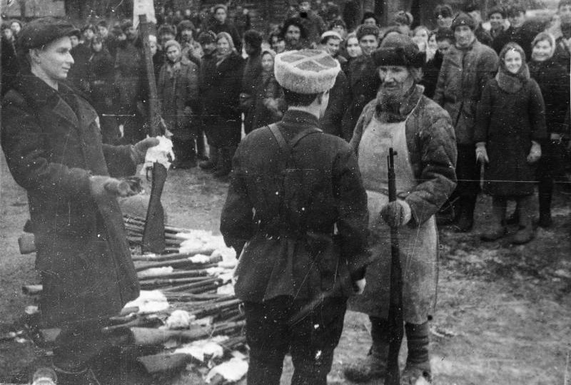 "Пусть под ногами земля горит!". Вручение оружия жителям Ленинградской области