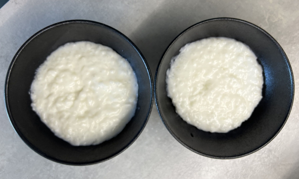 это простая рисовая каша, как в детстве (ну, почти,  мы добавили кокосовое молоко, так гораздо вкуснее)