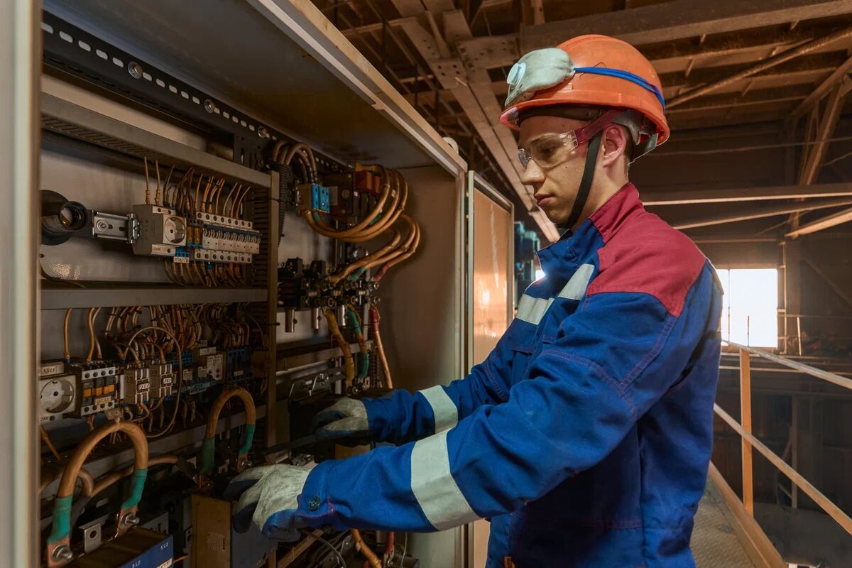 Виталий Усынин привык решать задачи качественно и в срок, поэтому всегда старается вникнуть в суть проблемы и выяснить её причину. Фото: Владимир Авдеев / «Медиацентр» 