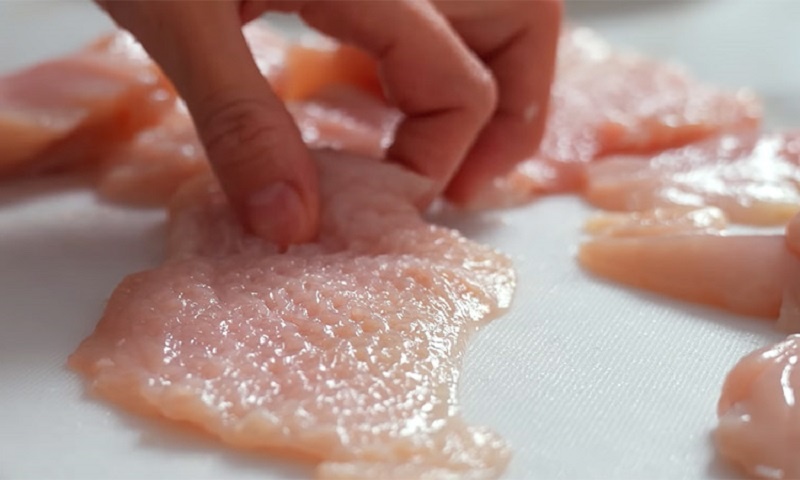 Готовим нежные крученики из куриной грудки с пикантной начинкой