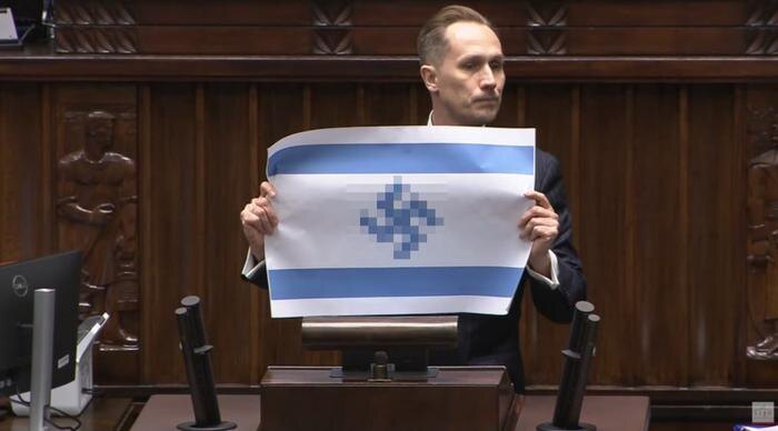 Польский депутат вышел к трибуне Сейма с флагом Израиля со свастикой