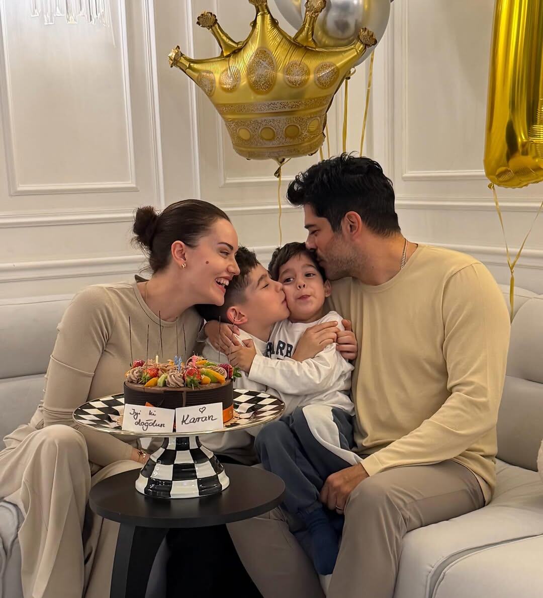 Фахрие Эвджен и Бурак Озчивит с сыновьями
