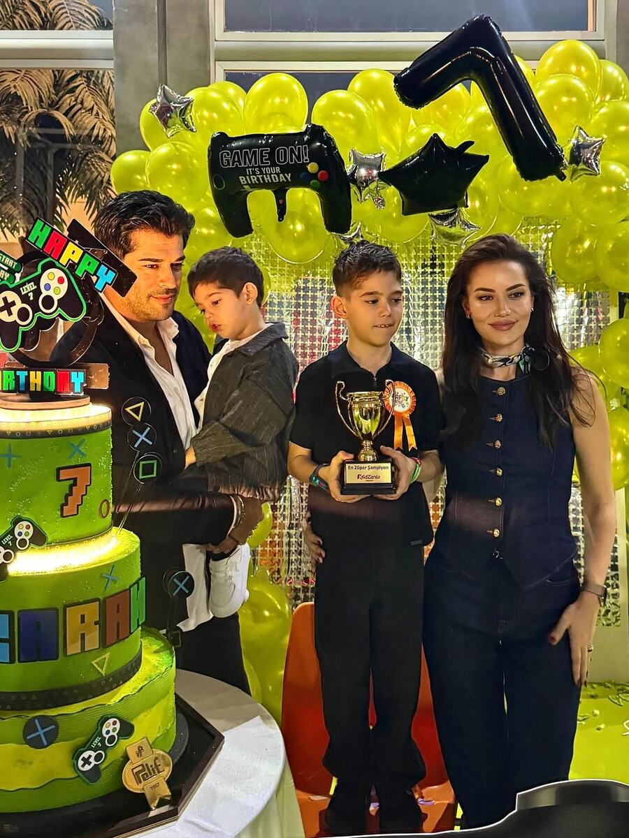 Бурак Озчивит и Фахрие Эвджен с сыновьями