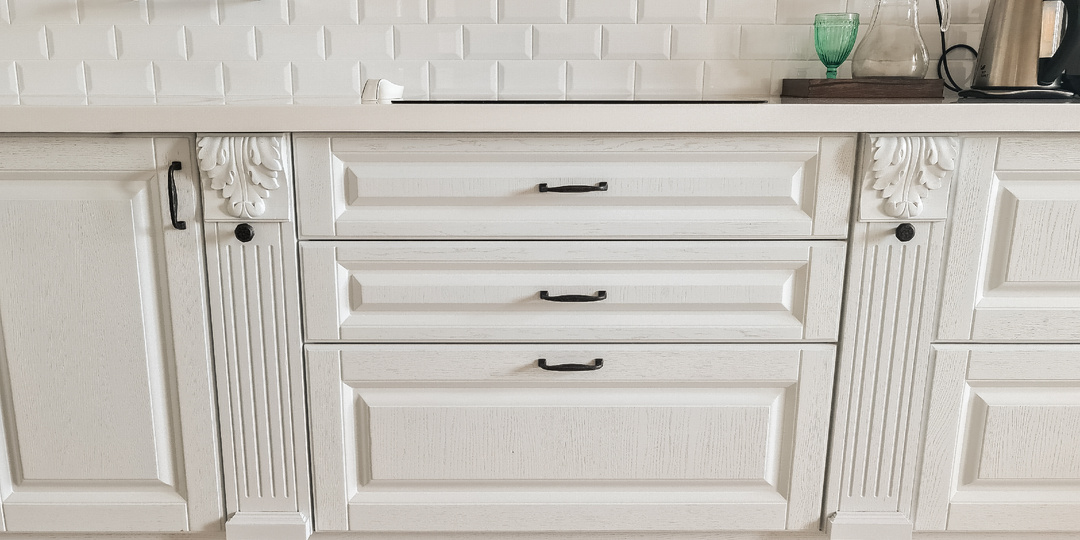 Бутылочница на маленькой кухне: 8 способов использования, о которых вы не догадывались