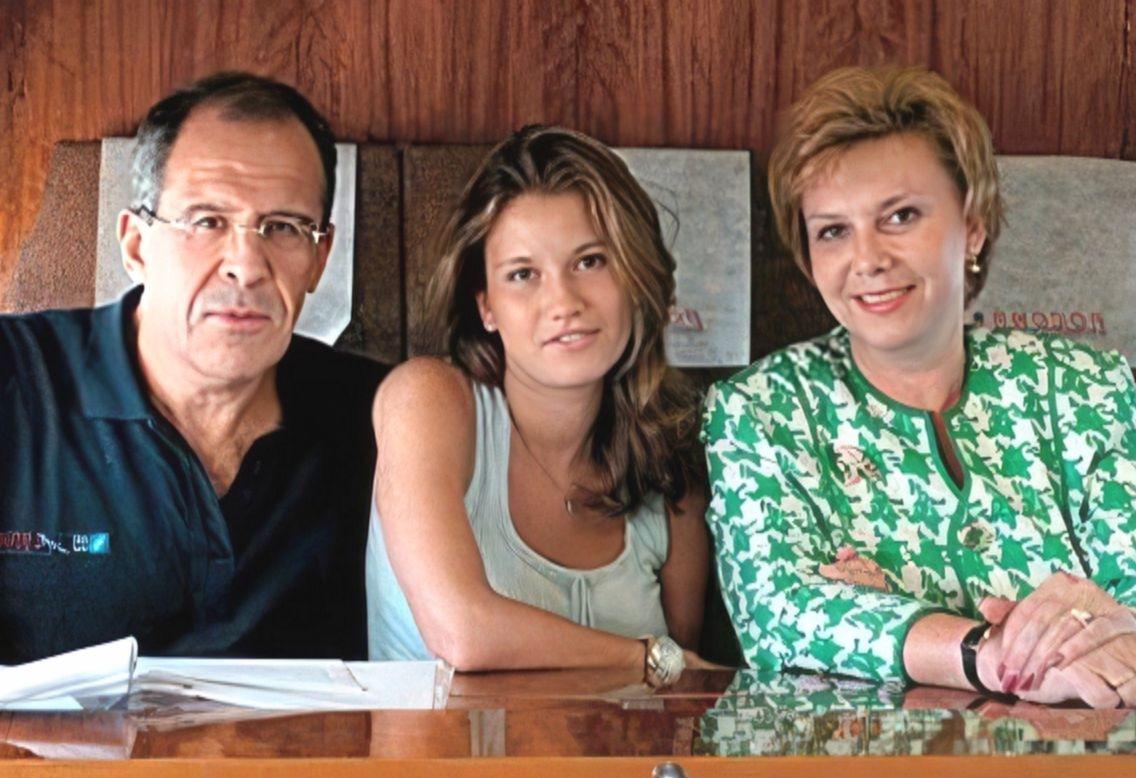 Юная Катя с отцом и матерью