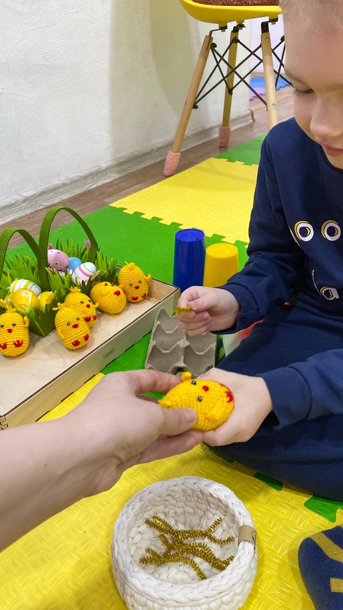 Кормим цыплят.