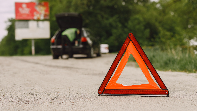 Фото: https://ru.freepik.com/free-photo/car-with-problems-red-triangle-warn-other-road-users_8897457.htm#fromView=search&page=1&position=0&uuid=6a450dd7-d747-40af-934f-de8db3525aac&query=%D0%B4%D1%82%D0%BF