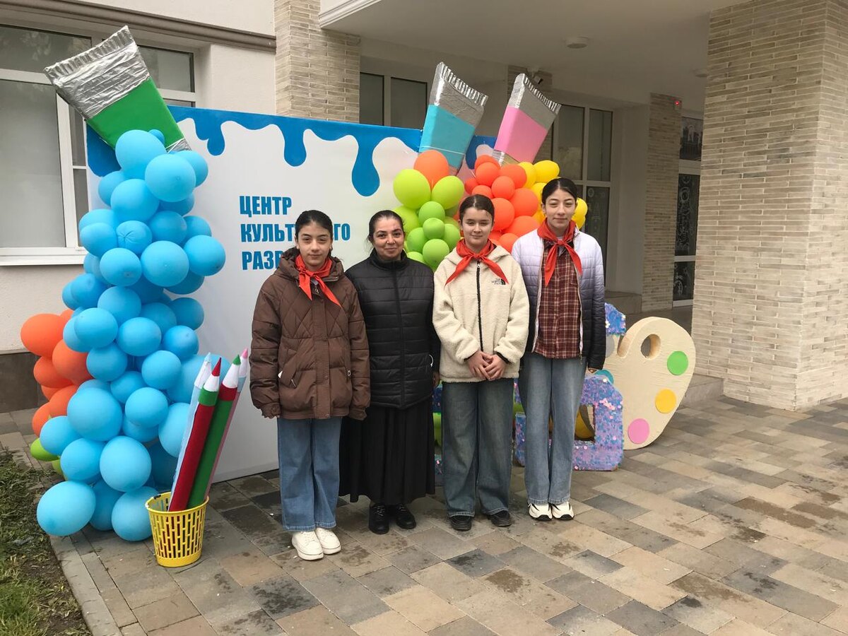 В настоящее время Дворец пионеров нацывается Центр культурного развития. Все же лучше, чем ДДТ (Дом детского творчества). ДДТ - это дуст! Неприятно звучало...