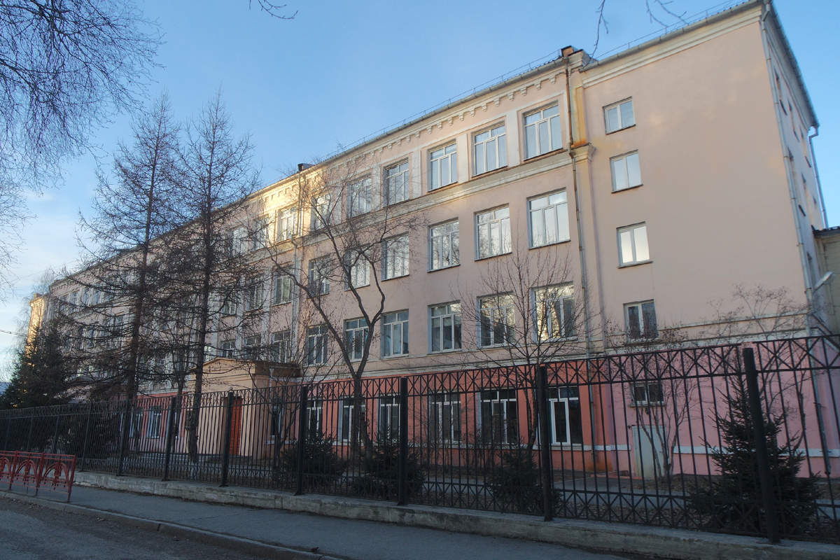 ул. Советская 46; в этой школе в годы войны размещался эвакуационный госпиталь, а ребята учились в здании Крестовоздвиженской церкви; в 90-ые годы здесь был ремонт, а уроки проводили в здании УПК на Лыткина