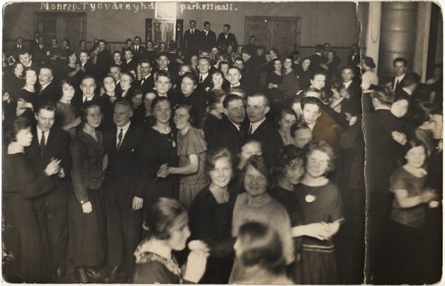 Праздник в зале дома. 1925 год
