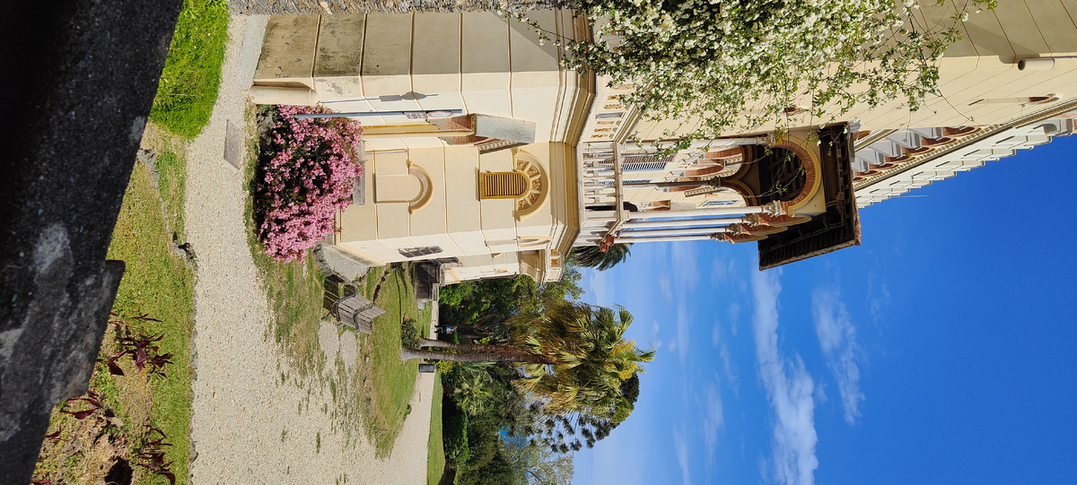В такой погожий денёк невозможно хоть на минутку не выглянуть наружу. Вот и мэр городка вышел на балкон передохнуть от рабочих дел. (Жёлтая вилла в парке - здание мэрии.)