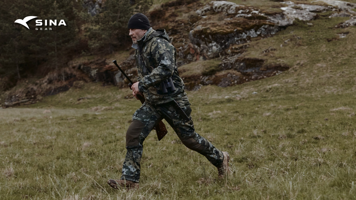 Костюм AeroShield. 
Демисезонный костюм из трёхслойного материала SoftShell с мембраной Dry Flow. Защищает от ветра и влаги, не шуршит при движении, тянется вместе с телом. Водонепроницаемость: 20 000 мм, паропроницаемость: 20 000 г/м²/24 ч. Молнии YKK®, фурнитура Duraflex®, пропитка DWR C6. Для ходовой охоты и активного передвижения в переменчивую погоду.