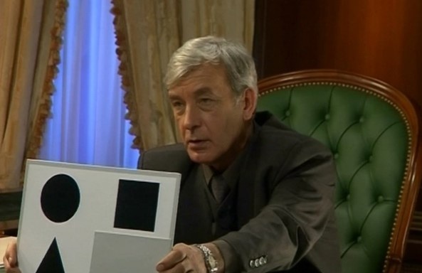 Точный кадр с теми же символами найти, увы, не удалось.