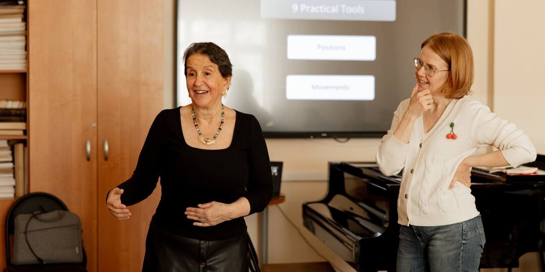 Как играть без зажимов: ученица Клаудио Аррау показала гнесинцам «терапию» для рук