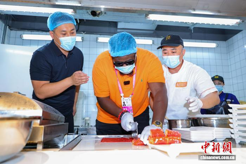  13 апреля нигерийская телеведущая Олвавабунми Генри Джимох попробовала приготовить рулетики из красной рисовой лапши в чайной «Йечэн Силу» на старой улице Цилоу в Хайкоу. (Фото: Ло Юньфэй, Китайская служба новостей)4月13日，尼日利亚籍主播博密(OLUWABUNMI　HENRY　JIMOH)在海口骑楼老街的椰城喜鹿老爸茶店里，尝试制作红米肠粉。中新网记者 骆云飞 摄