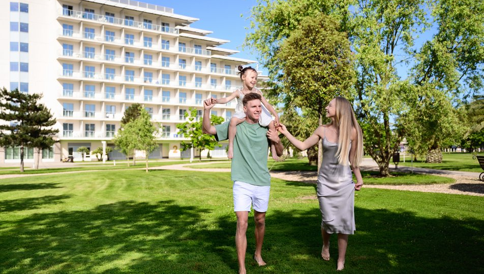 Как поехать недорого на Черное море: отдых до 100 000 рублей на двоих