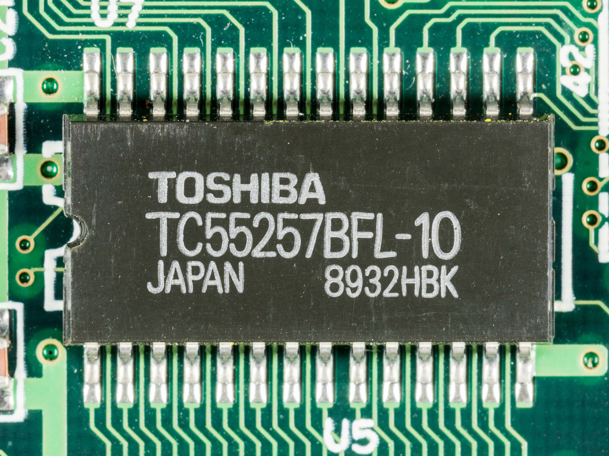 Микросхема SRAM памяти Toshiba (карманный компьютер Atari Portfolio). Изображение:  © Raimond Spekking, CC BY-SA 4.0, commons.wikimedia.org 